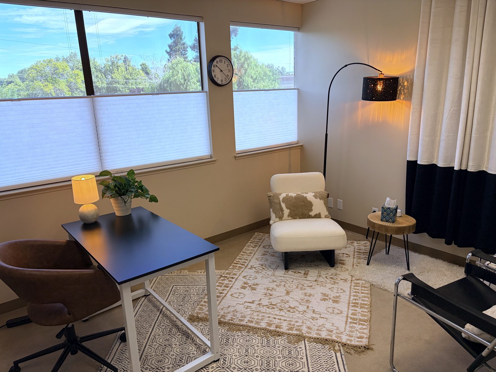 FocusRooms Room 4 — therapy room with large windows, chair and desk